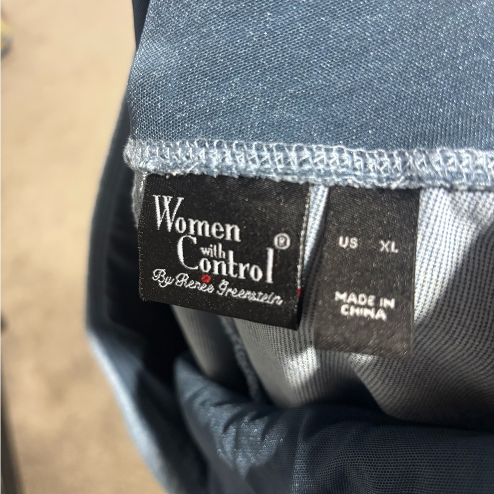 WOMEN WITH CONTROL Pull On Medium Blue Denim Capris - Picture 7 of 7